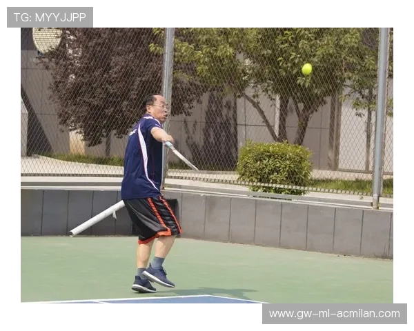 网球穿越球如闪电:掌握瞬间的速度与精准