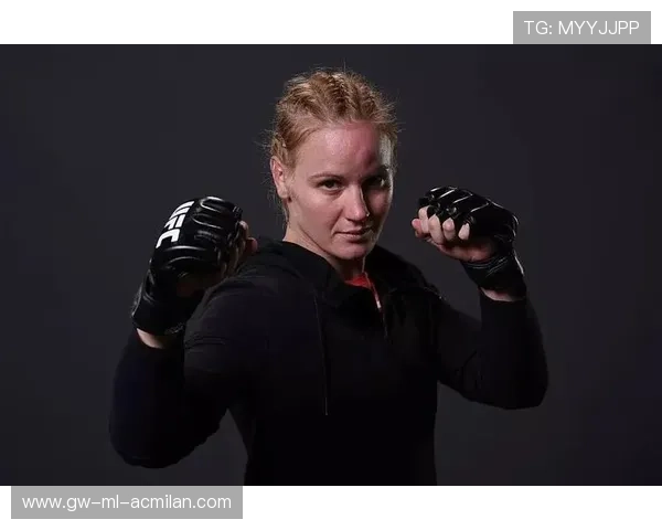 UFC抱摔高度太夸张,对手被砸得眼冒金星 UFC抱摔高度太夸张,对手被砸得眼冒金星