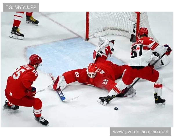 冰球比赛中守门员连续三次极限扑救