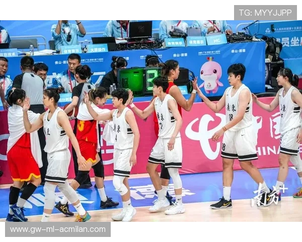 女篮队用团队传切撕裂对方防线